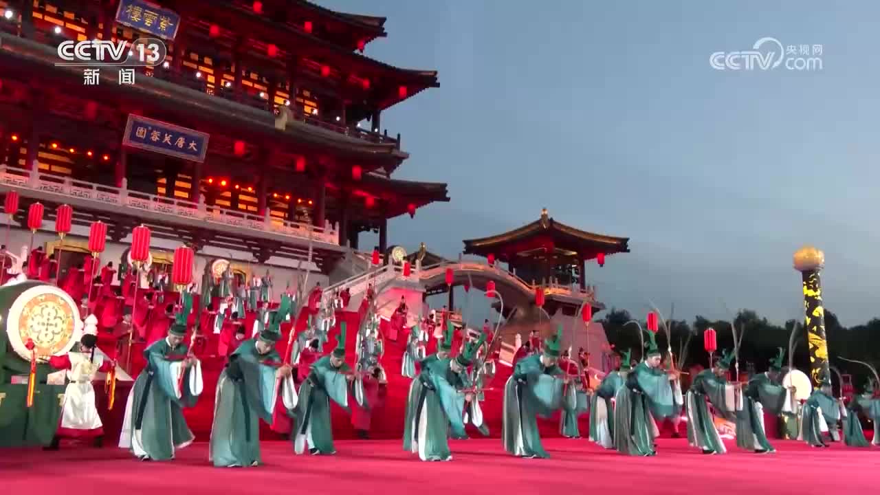 习近平和彭丽媛为出席中国—中亚峰会的中亚国家元首夫妇举行欢迎仪式和欢迎宴会并共同观看中国同中亚国家人民文化艺术年暨中国—中亚青年艺术节开幕式演出—